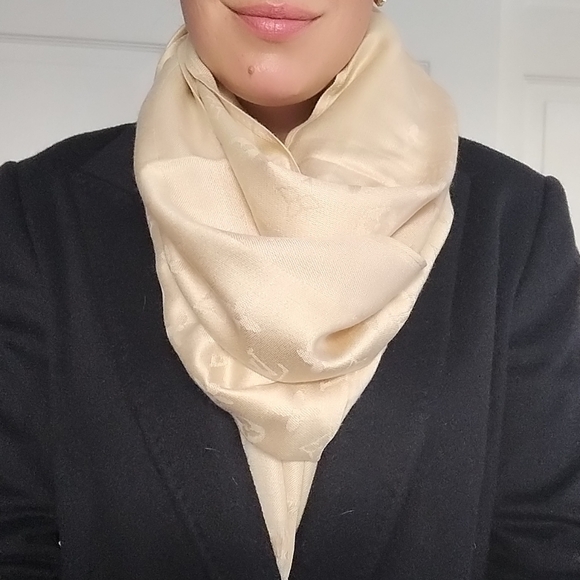 Louis Vuitton Shine Monogram Shall - Picture 9 of 12